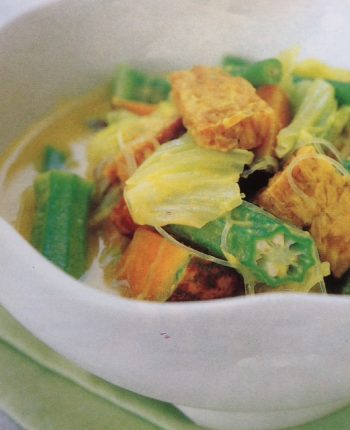 Tempe And Vegetables In Creamy Coconut Gravy