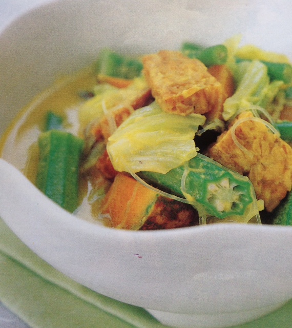 Tempe And Vegetables In Creamy Coconut Gravy