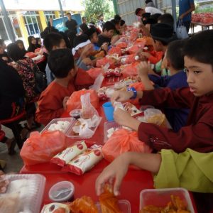 Brahim's Dewina feed lunch to Chow Kit special kids - 26 July 2017