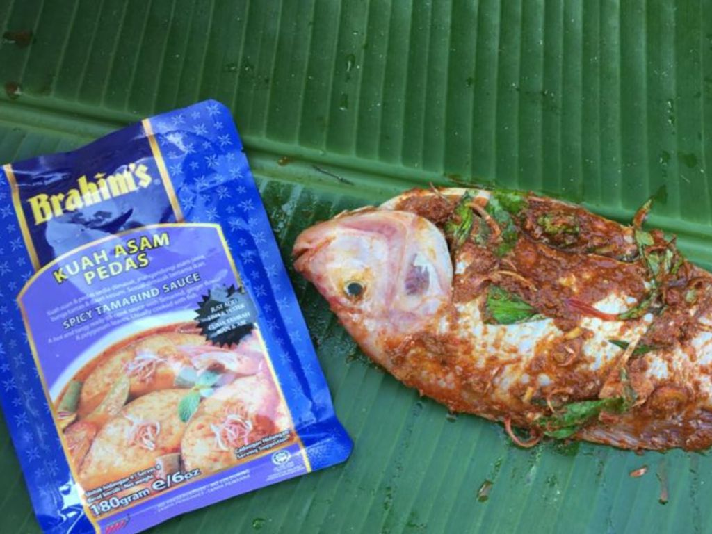 Ikan Tilapia diperap dengan Kuah Asam Pedas Brahim\'s, daun kesom dan bunga kantan untuk dipanggang