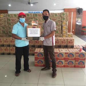 Food Aid Foundation dan Syarikat Kumpulan Brahim\'s Dewina serah 50 karton makanan segera kepada Siswa Siswi UKM