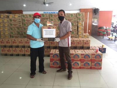 Food Aid Foundation dan Syarikat Kumpulan Brahim's Dewina serah 50 karton makanan segera kepada Siswa Siswi UKM - 1 April 2020