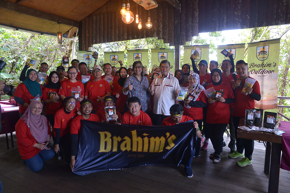 Group photo of guests of honor and participants.